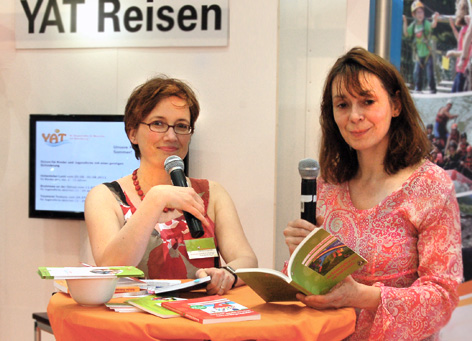 Ute Eppinger und Christine Kern (links) beim Vorlesen und Vortragen auf der REHAB